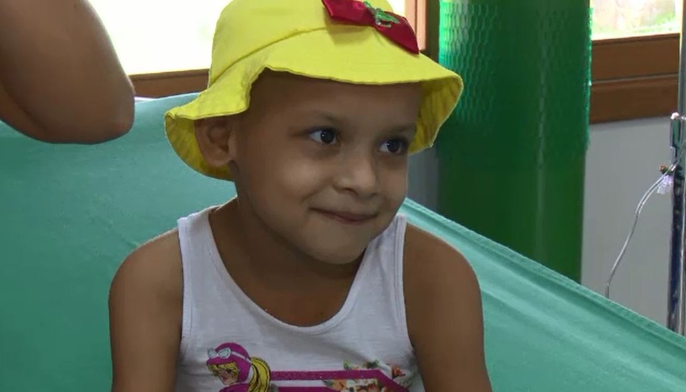 Eloá venceu o câncer e diz que quer ser médica (Foto: Reprodução/Rede Amazônica Acre)