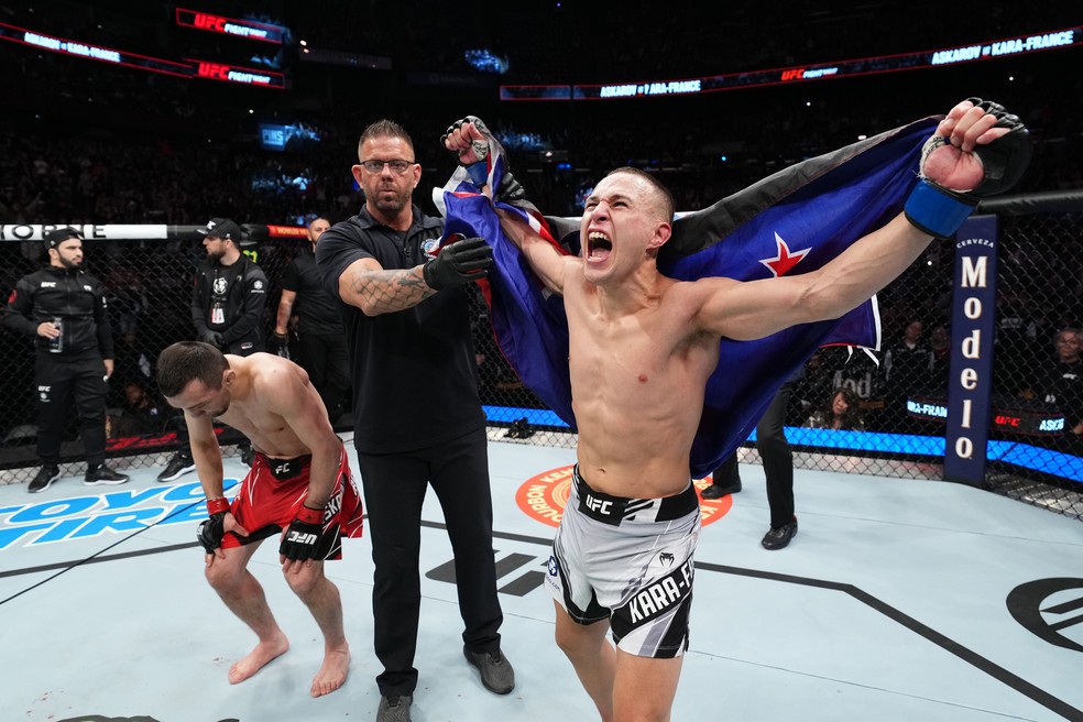 Kai Kara-France (dir.) comemora ao ser anunciado vencedor contra Askar Askarov (esq.) — Foto: Josh Hedges/Zuffa LLC