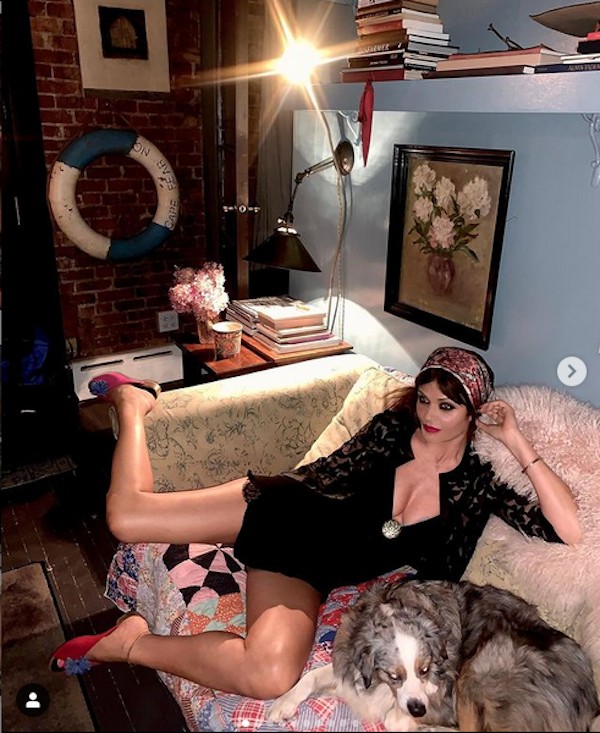 A modelo dinamarquesa Helena Christensen em seu ensaio caseiro (Foto: Instagram)