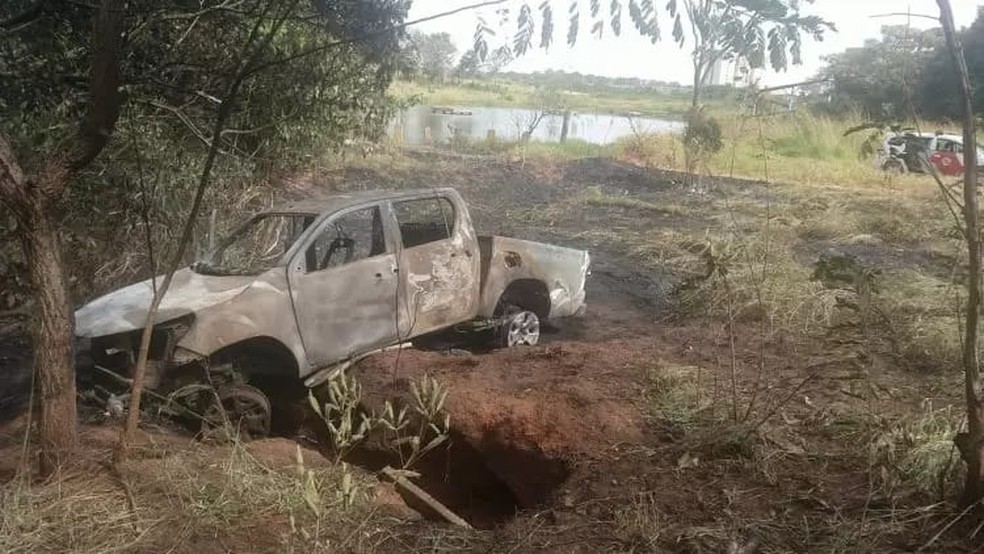 Veículo foi encontrado abandonado e queimado em Araçatuba (SP) — Foto: Regional Press/Divulgação