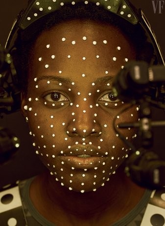 Lupita Nyong'o fotografada por Annie Leibovitz durante as gravações de 'Star Wars: Episódio VII - O Despertar da Força' (Foto: Reprodução Vanity Fair)
