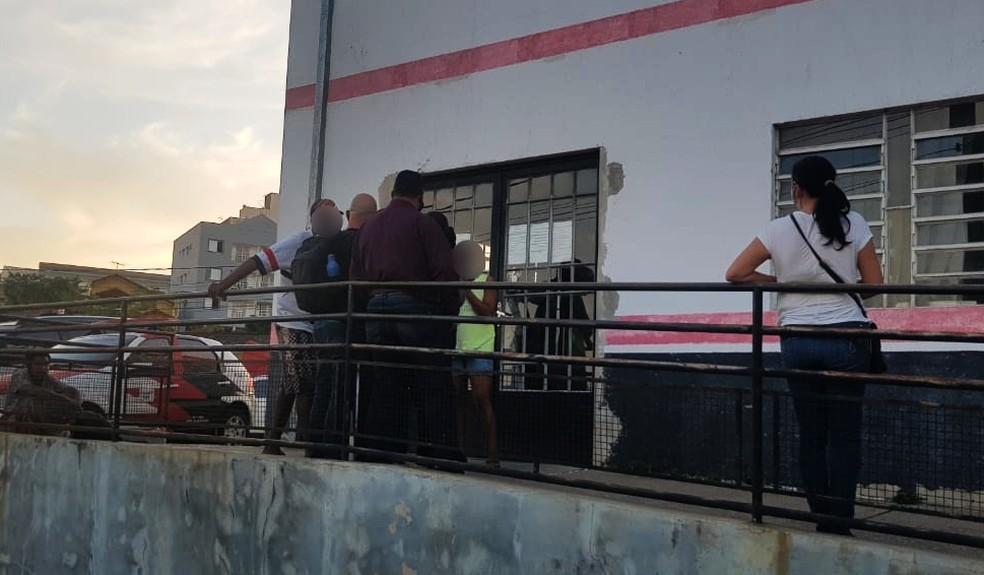 Sem-teto procuram a polícia e dizem que foram colocados à força em Van e levados para Boituva — Foto: Douglas Belan/TV TEM