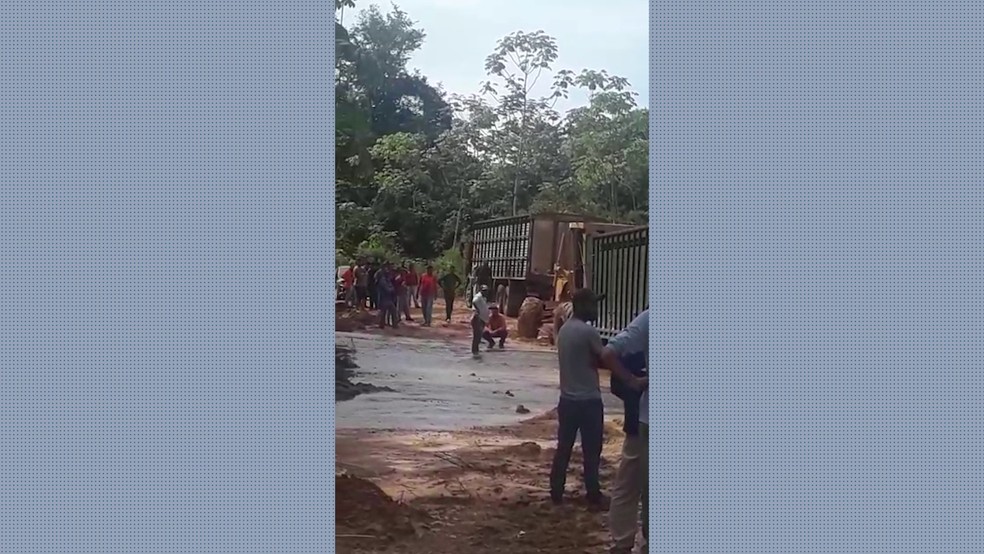 Caminhões ficam presos em atoleiros na rodovia — Foto: Reprodução/Rede Amazônica