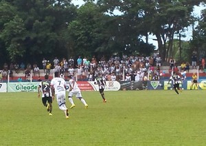 Lance entre Serc e Corumbaense no estádio da Serc (Foto: Alexandre Cabral/TV Morena)