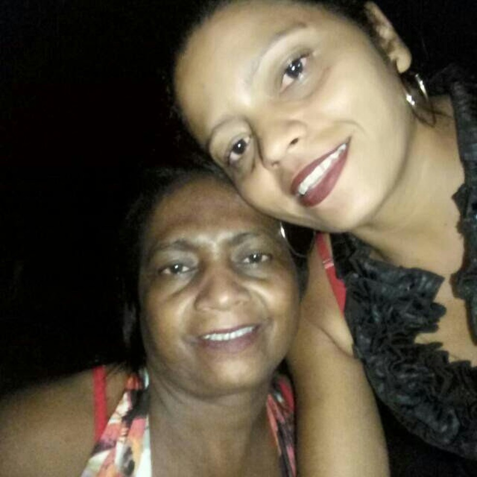 Néia com a tia Cleuza que está doente  — Foto: Néia Bernal Ortiz/arquivo pessoal 
