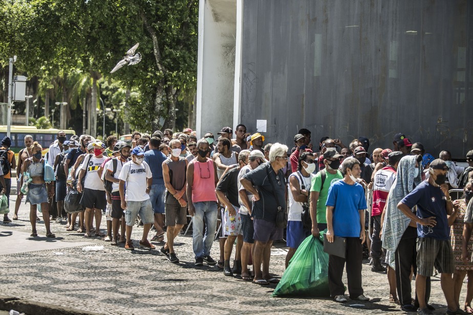 Distribuição de refeições no Centro do Rio gera aglomeração, com centenas de pessoas em busca de alimento