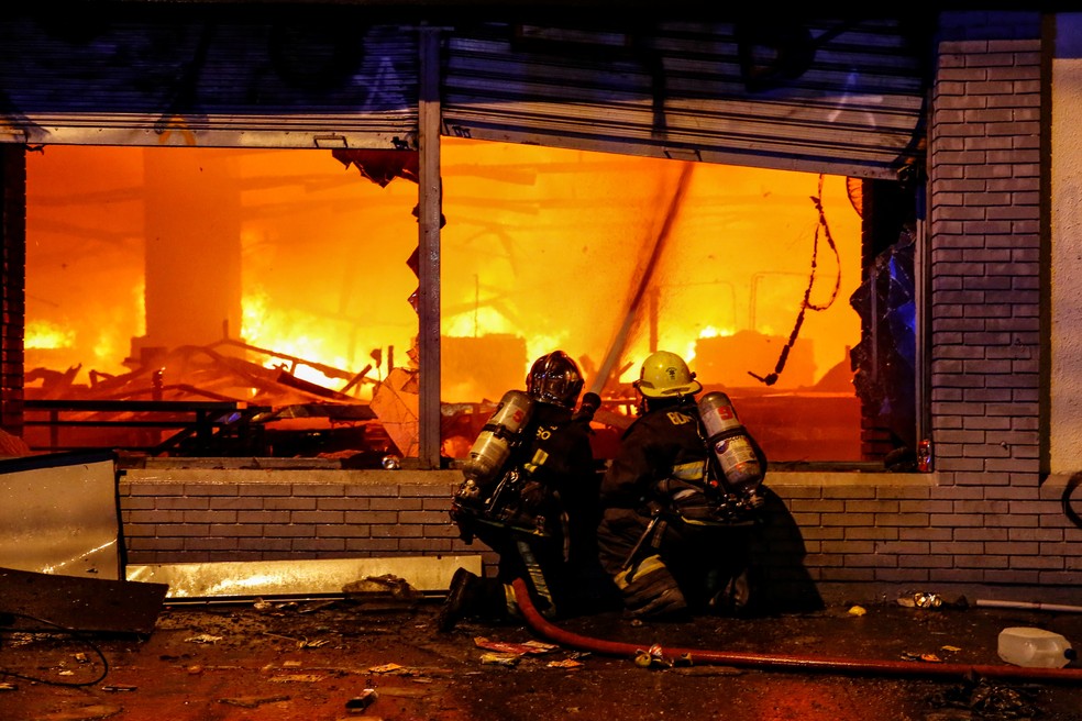 Incêndio durante protestos no Chile — Foto: Reuters/Rodrigo Garrido