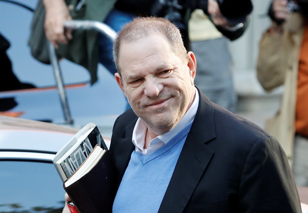 Harvey Weinstein se entrega para a polícia de Nova York (Foto: REUTERS/Mike Segar)
