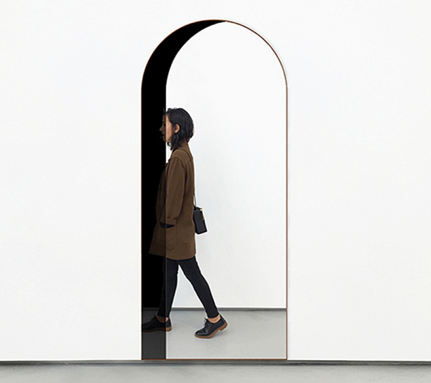 Em uma brincadeira de reflexos, o espelho parece ser uma porta para outro ambiente (Foto: Reprodução/Instagram)