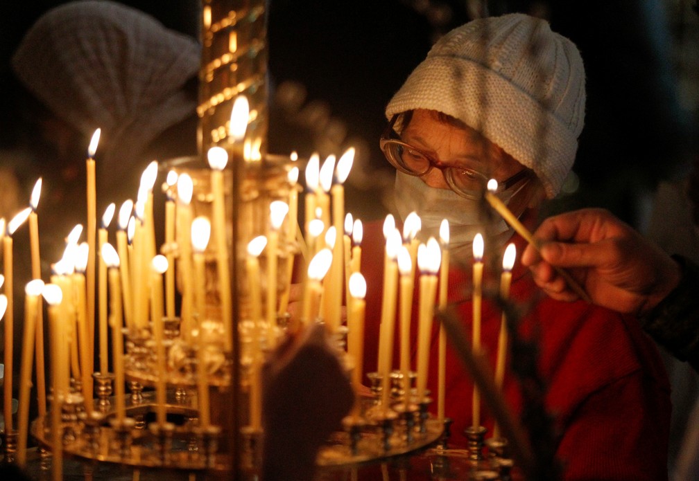 Um fiel usa máscara em um culto do Domingo de Ramos, em uma catedral ortodoxa na cidade de Donetsk, Ucrânia — Foto: Alexander Ermochenko / Reuters