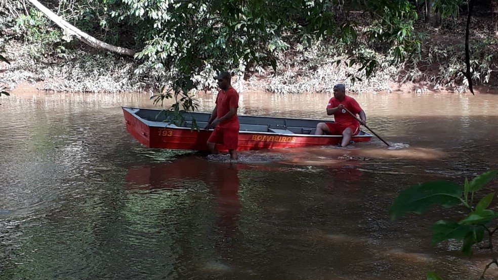 Bombeiros e policiais fazem buscas às margens de rio por criança de 7 anos desaparecida em Rondonópolis — Foto: Emerson Sanchez/TV Centro América