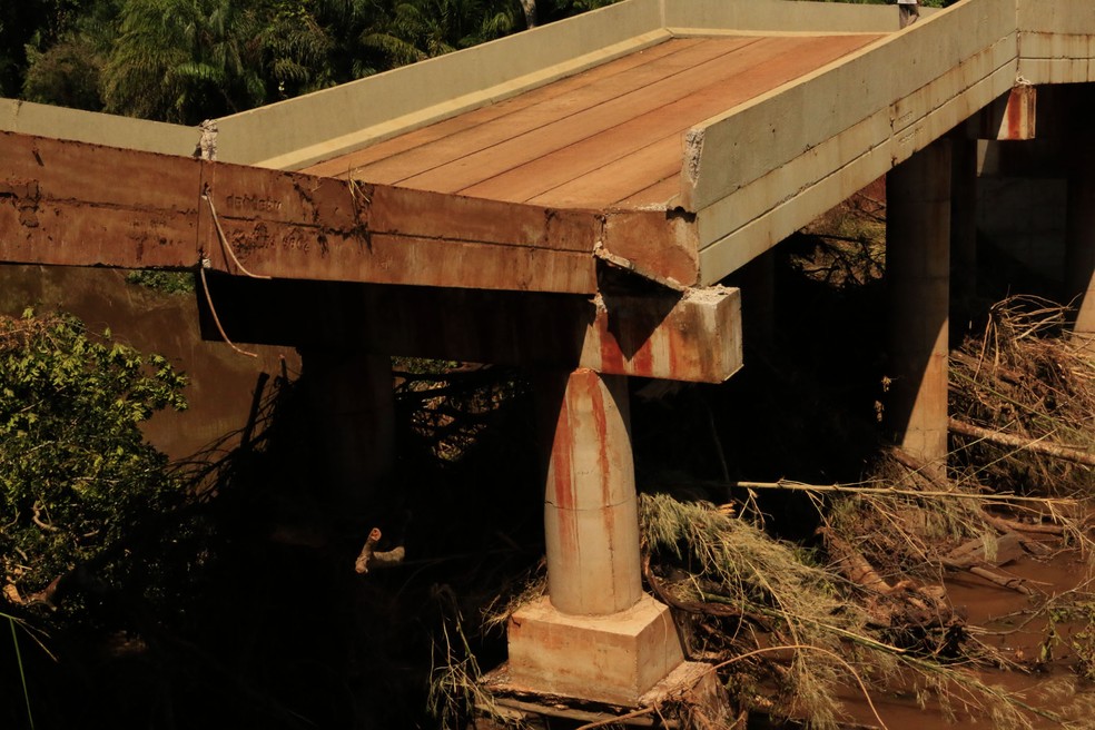 Parte da ponte que deslocou com a força da correnteza do Rio dos Velhos, em Jardim (MS) (Foto: Chico Ribeiro/Segov)