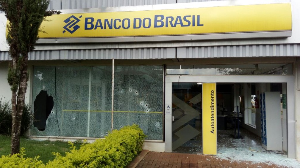 Banco do Brasil também foi alvo dos ladrões em Pitanga, nesta segunda-feira (19) (Foto: Eduardo Andrade/RPC)