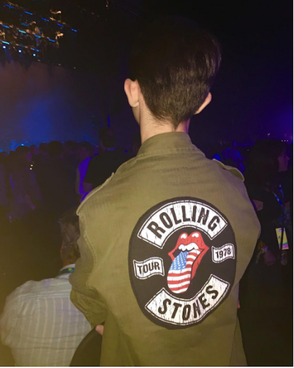 O filho da atriz Catherine Zeta-Jones no show dos Rolling Stones (Foto: Instagram)