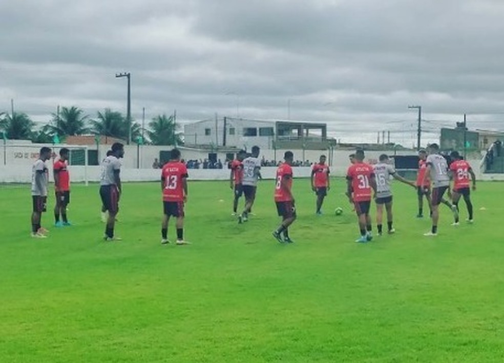 São Paulo Crystal se aquece antes de jogo contra o Retrô — Foto: Reprodução / São Paulo Crystal 