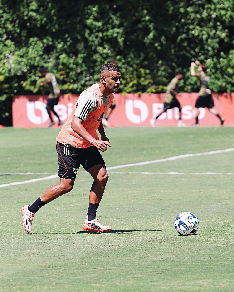 Alisson foi titular durante boa parte da passagem de Rogério Ceni — Foto: Divulgação