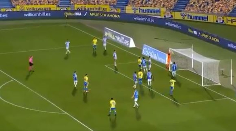 Goleiro do Tenerife faz gol contra bizarro — Foto: Reprodução / LaLiga SmartBank