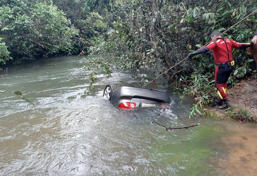 Carro caiu de ponte, afundou em rio e casal de empresários morreu em Sapezal — Foto: Assessoria