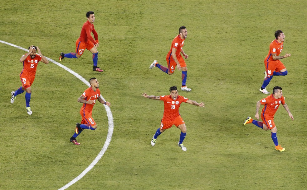 Jogadores do Chile comemoram t&iacute;tulo da Copa Am&eacute;rica Centen&aacute;rio &mdash; Foto: EFE