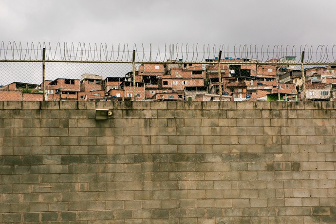 BARREIRAS. A favela que cerca a Casa Jardim São Luiz I. (Foto: Marcelo Min)