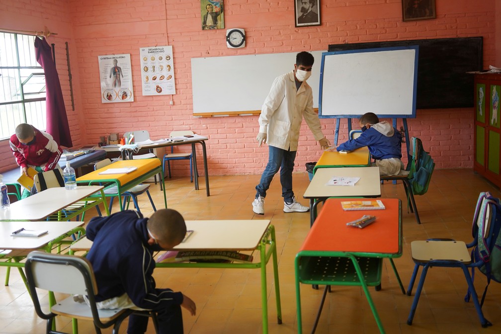 Escola rural em San Jose, no Uruguai, voltou às aulas presenciais ainda no ano passado, foto de 22 de abril de 2020 — Foto: Mariana Greif/Reuters/Arquivo
