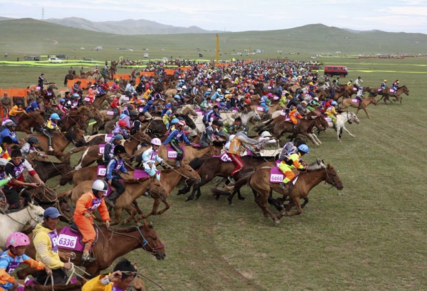 Mais de 4 mil competiram em corrida de cavalos na Mongólia e bateram recorde (Foto: B. Rentsendorj/Reuters)