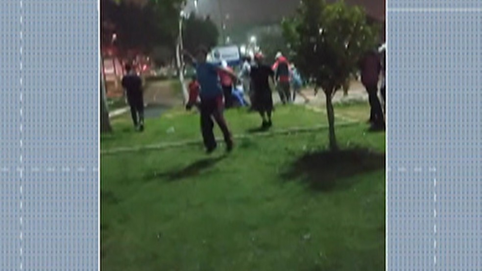 V&iacute;deo mostra que guarda municipal continuou sendo agredido por diversas pessoas mesmo desacordado &mdash; Foto: Reprodu&ccedil;&atilde;o/TV Di&aacute;rio