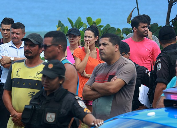 Juliana Knust para pra assistir o salvamento do acidente na praia da Barra da Tijuca (Foto: AgNews)