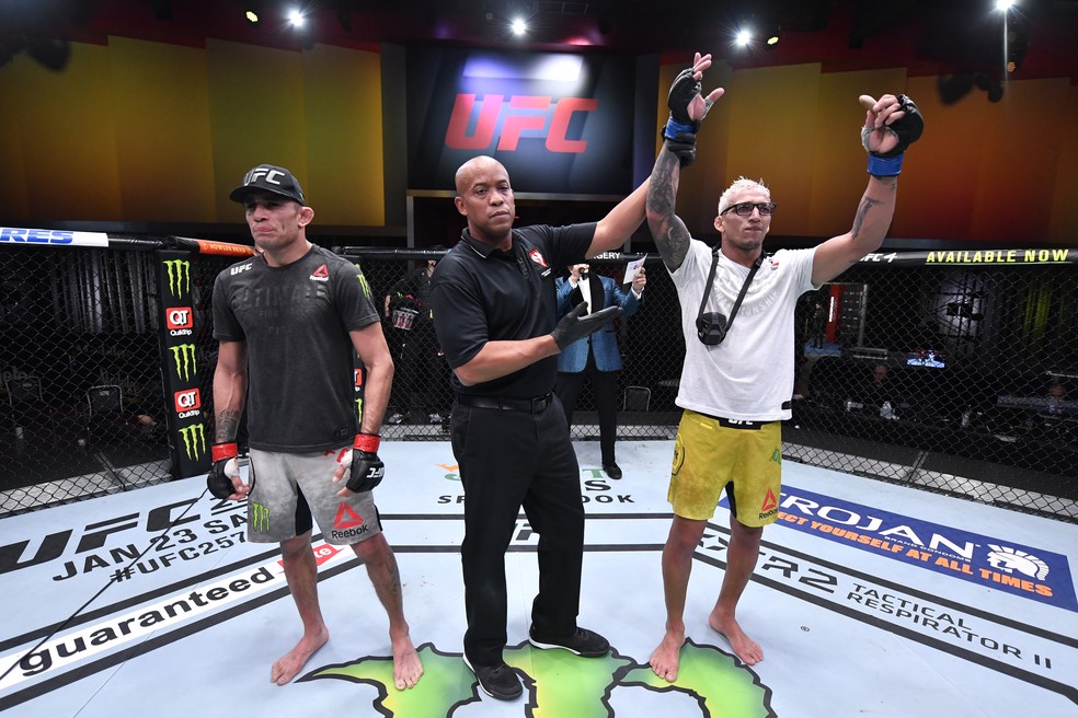 Charles do Bronx, na vitória contra Tony Ferguson, segura pedra dada pelo pai como amuleto — Foto: Getty Images