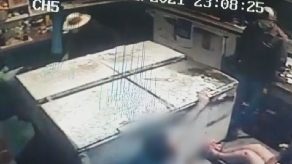 Câmeras de segurança registram criminosos roubando 52 kg de esmeraldas em Campos Verde — Foto: Reprodução/TV Anhanguera