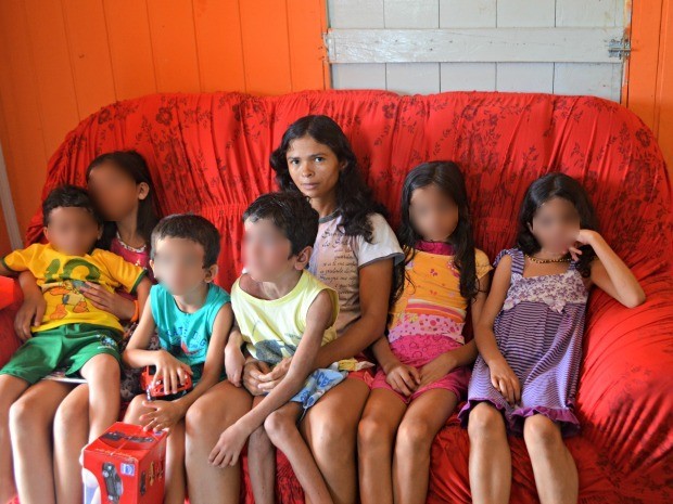Júlia com os filhos (Foto: Tácita Muniz/G1)