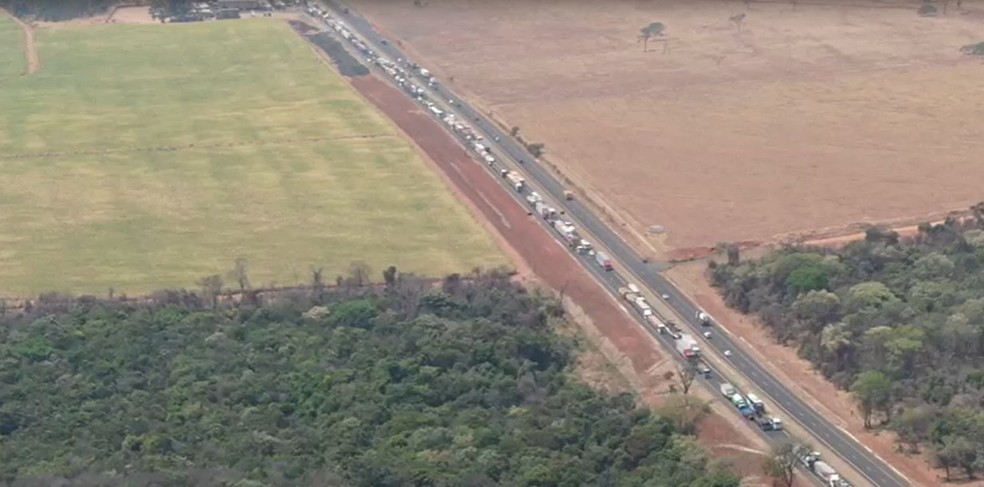 Congestionamento registrado no km 699 na BR-365, entre Uberlândia e Monte Alegre de Minas, foto das 12h21 — Foto: Via Drones/ Divulgação