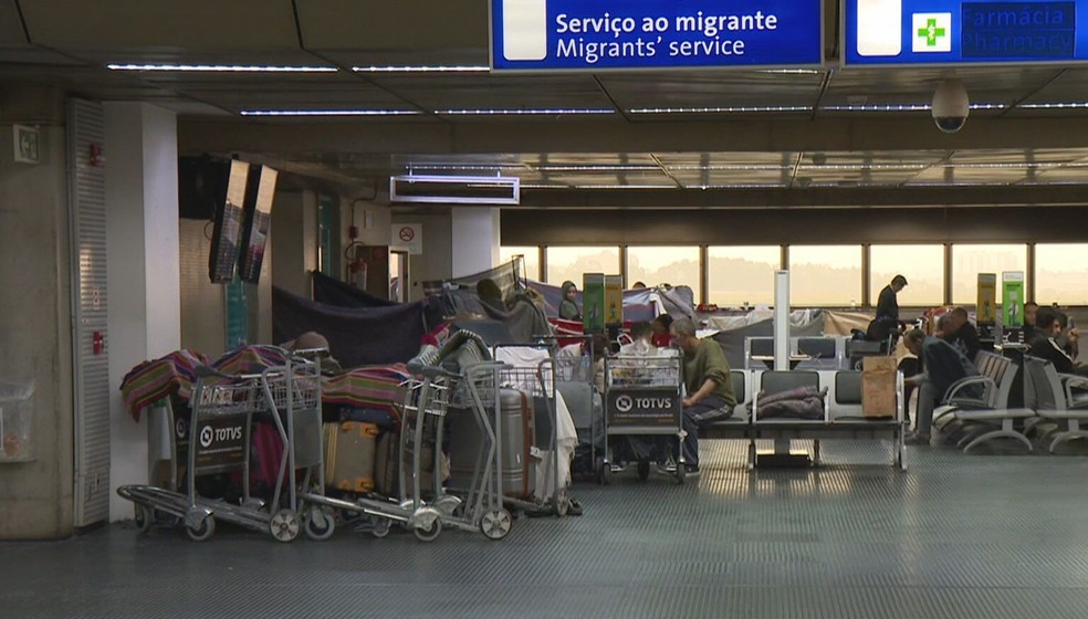 Afegãos no Aeroporto de Guarulhos  — Foto: Reprodução/TV Globo