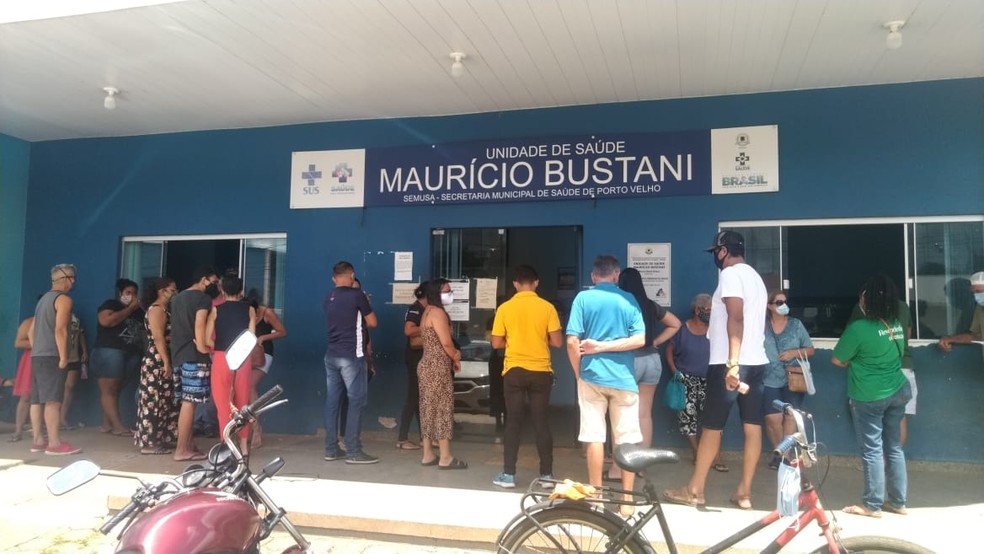 Fila de pessoas na Unidade de Saúde Maurício Bustani em Porto Velho — Foto: Rede Amazônica
