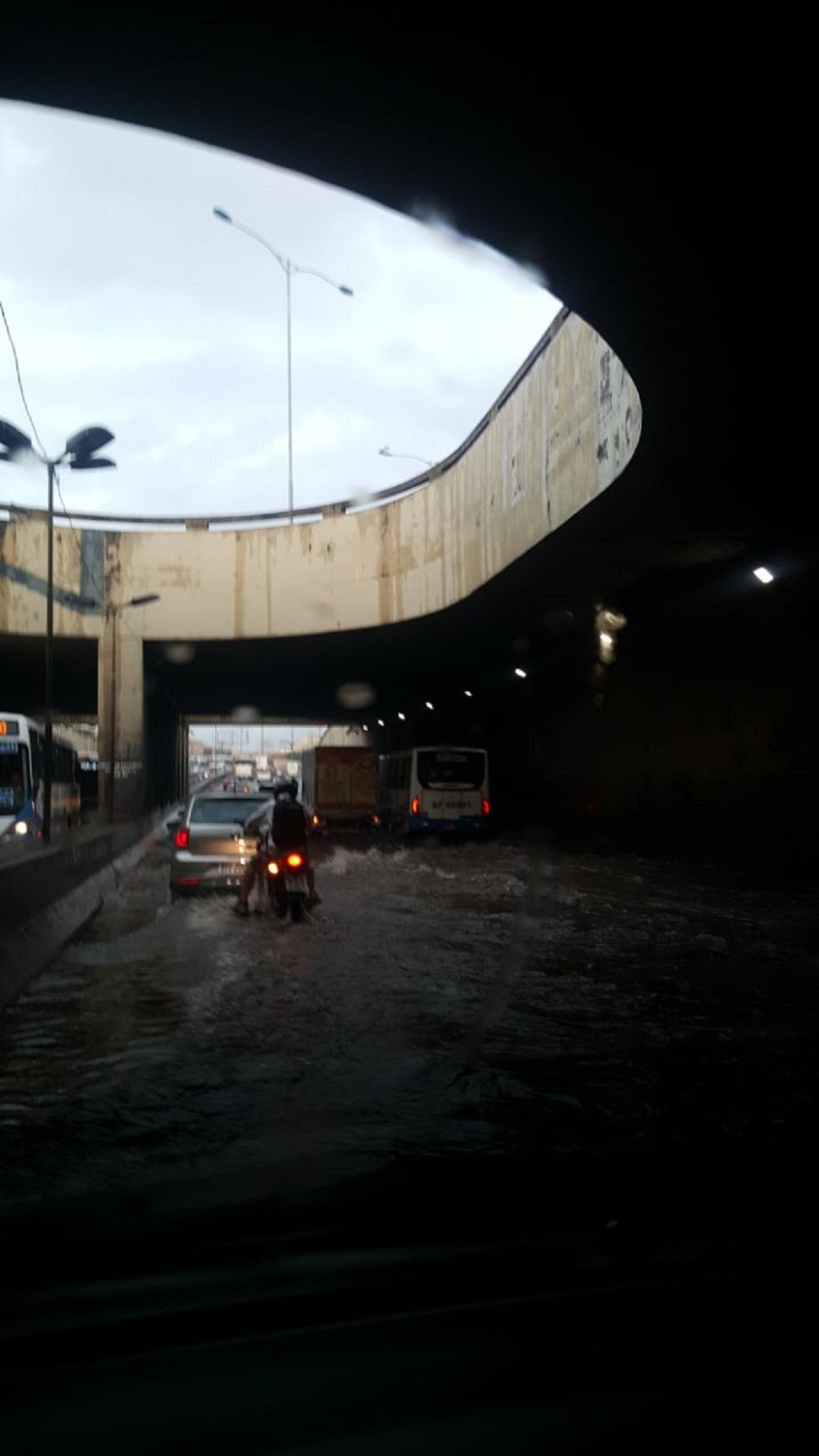 Túnel do Entroncamento fica alagado em Belém. (Foto: Pâmella Pimentel / Arquivo Pessoal)
