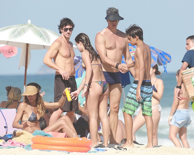 Márcio Garcia e a família na praia (Foto: Dilson Silva/ AgNews)