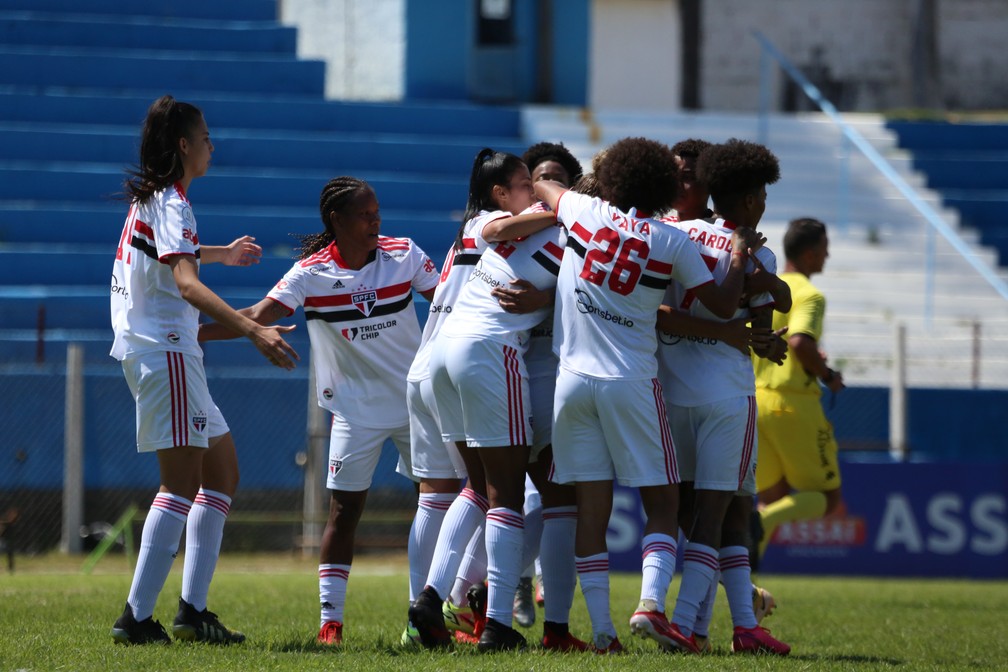 Formiga e o time do São Paulo comemoram o gol de Thais — Foto: Gabriela Montesano/saopaulofc