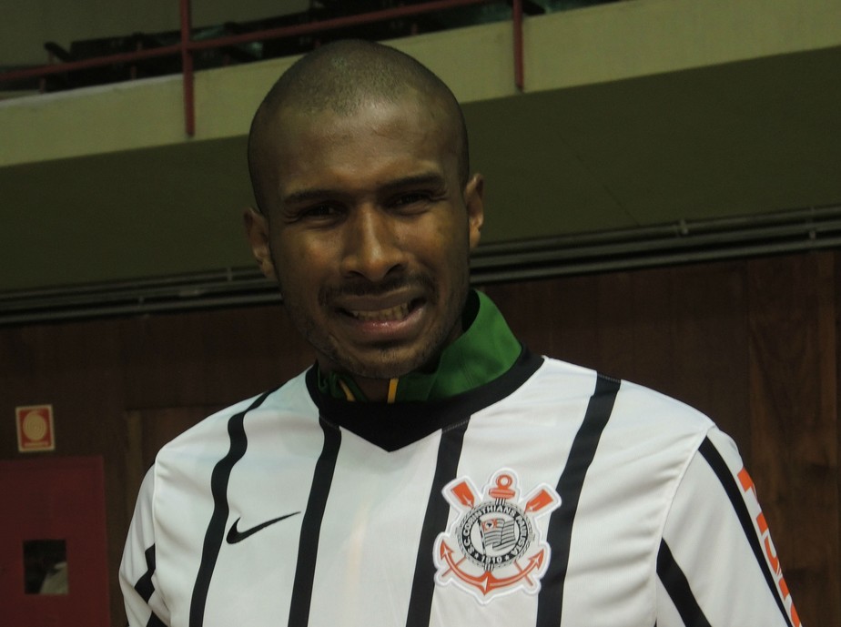 Leandrinho segue dicas de Serginho por sonho de time de basquete no Corinthians