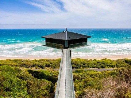 Arquitetos usaram truques de perspectiva para fazer a casa "flutuar" sobre o mar