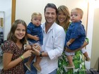 Marcelo Serrado comemora Dia dos Pais ao lado de seus três filhos
