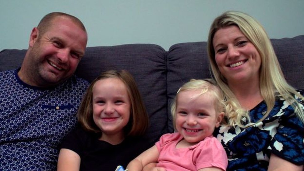 Mark e Suzanne Harper tiveram duas filhas com esperma de doador — Foto: BBC