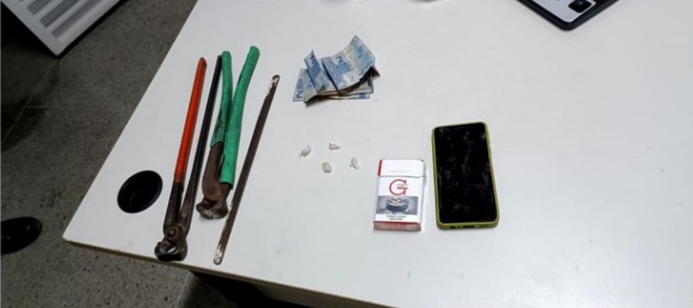 Polícia apreendeu ferramentas utilizadas para cortar os fios — Foto: Polícia Militar/ Divulgação