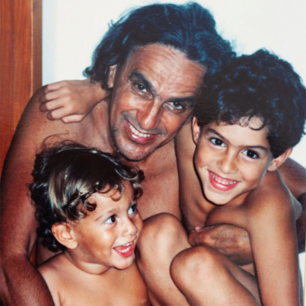 Caetano com os filhos Tom e Zeca na década de 90 — Foto: Acervo Caetano Veloso