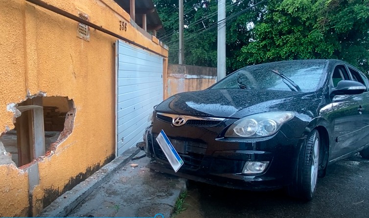 Dupla bate carro em muro e acaba presa em Campinas após perseguição