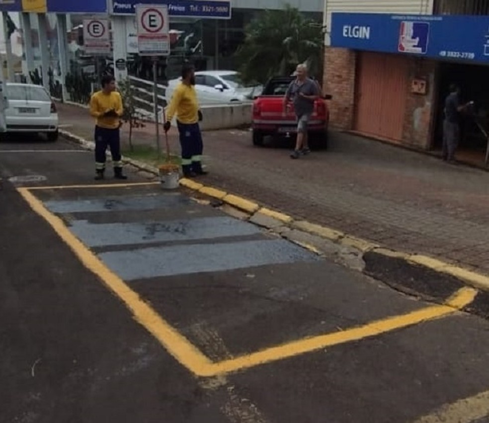 Prefeitura de Chapecó removeu pintura em asfalto da rua — Foto: Prefeitura de Chapecó/Divulgação