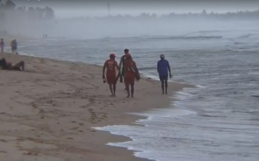 Bombeiros atuam para encontrar homem que desapareceu após entrar no mar na praia de Ipitanga — Foto: Reprodução/TV Bahia