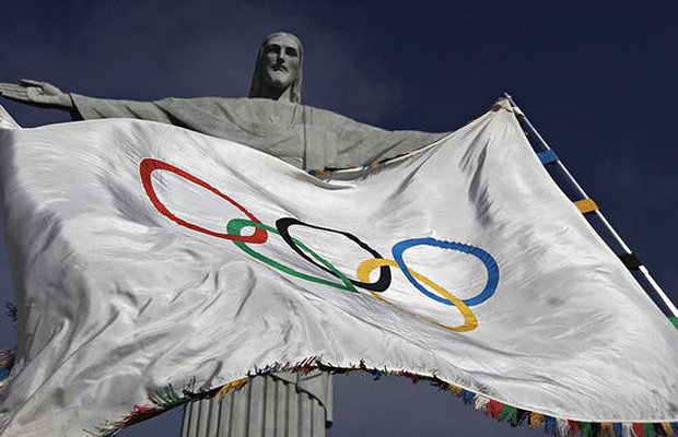 A bandeira olímpica é vista diante da estátua do Cristo Redentor durante a cerimônia para abençoar os Jogos Olímpicos em 19 de agosto de 2012 (Foto: Ricardo Moraes/REUTERS)