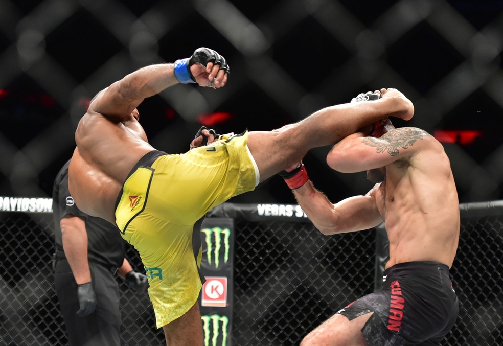 Ronaldo Jacaré quebra tabu de brasileiros e nocauteia Chris Weidman no UFC  230 | combate | Sportv