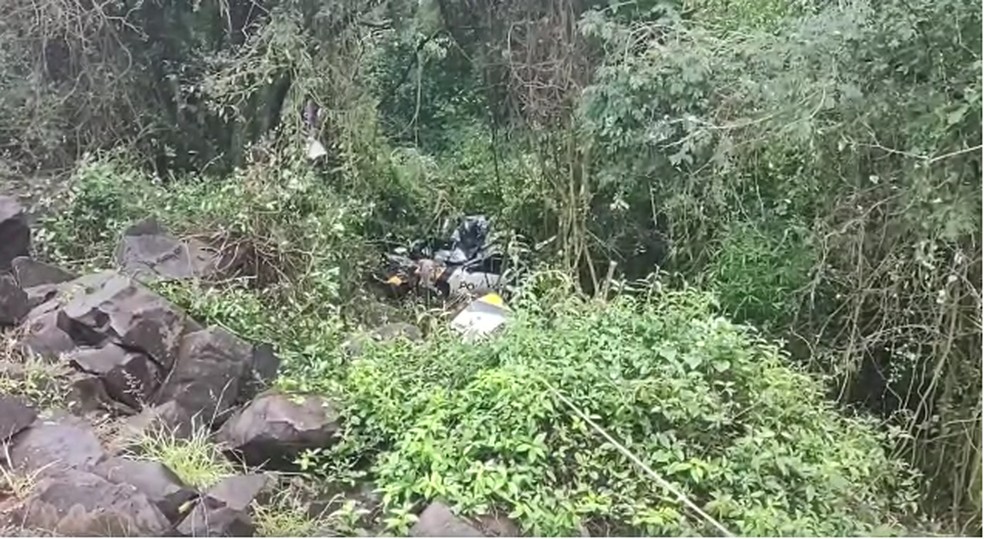 Dois policiais militares morrem em acidente na BR-163 após carro sair da pista e cair em barranco — Foto: Marcos Lima/Portal 163