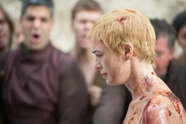 A atriz Lena Headey em uma das cenas mais polêmicas da série Game of Thrones (Foto: Reprodução)